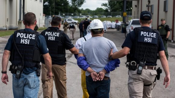 Trump tiene en la mira a dos mil inmigrantes, pero no es seguro que se detenga ahí. Foto: NPR