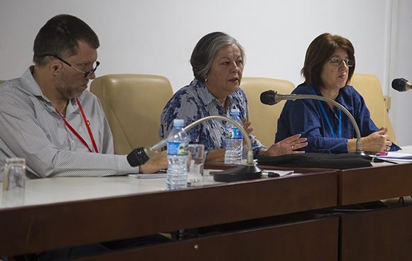 Margarita González, ministra de Trabajo y Seguridad Social, expone sobre las medidas para el Trabajo por Cuenta Propia en la Comisión de Asuntos Económicos del Parlamento. // Foto: Irene Pérez/ Cubadebate