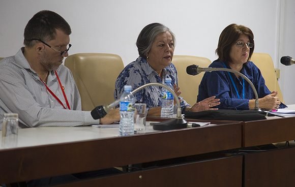 Margarita González, ministra de Trabajo y Seguridad Social, expone sobre las medidas para el Trabajo por Cuenta Propia en la Comisión de Asuntos Económicos del Parlamento. // Foto: Irene Pérez/ Cubadebate