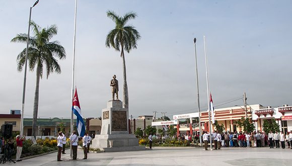 Ceremonia de las Banderas en la Plaza de la Revolución de Bayamo. Foto: Abel Padrón Padilla/Cubadebate.