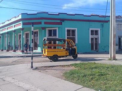 Comienzan a circular los mototaxis por la ciudad de Manzanillo // Foto Lilian Salvat