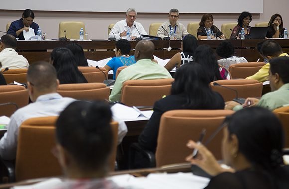 Miguel Díaz-Canel asiste a la Comisión de Atención a los Servicios en la segunda jornada del trabajo de las comisiones permanentes de la Asamblea Nacional. // Foto: Irene Pérez/ Cubadebate