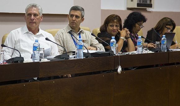 Miguel Díaz-Canel asiste a la Comisión de Atención a los Servicios en la segunda jornada del trabajo de las comisiones permanentes de la Asamblea Nacional. // Foto: Irene Pérez/ Cubadebate