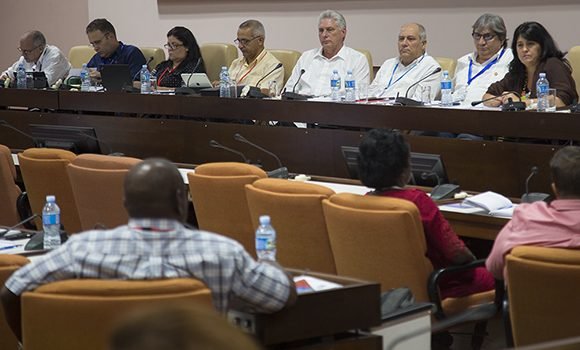 Los diputados significaron hoy la importancia de los medios para luchar contra la banalidad y el mal gusto durante el trabajo en comisiones de la ANPP. // Foto: Irene Pérez/ Cubadebate