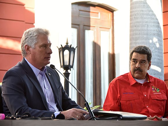 El presidente de los Consejos de Estado y de Ministros, Miguel Díaz-Canel Bermúdez, pronuncia breves palabras durante la clausura del XXV Encuentro del Foro de Sao Paulo. Foto: Estudios Revolución.