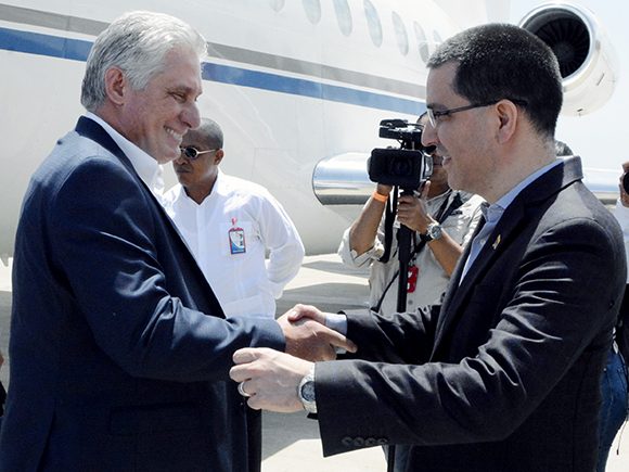 El presidente de los Consejos de Estado y de Ministros, Miguel Díaz-Canel Bermúdez, llega a Caracas para participar en la sesión de clausura del XXV Foro de Sao Paulo. Foto: Estudios Revolución.