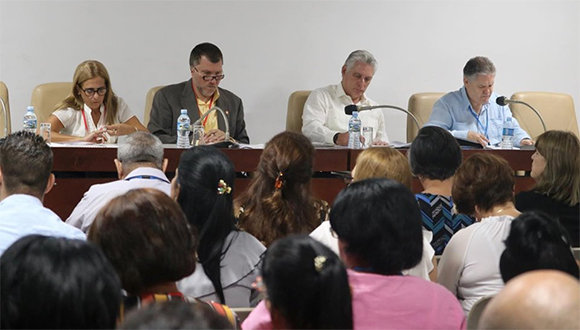 El presidente cubano y los ministros de Economía y Finanzas y Precios asisten a la sesión de la Comisión de Asuntos Económicos. Foto: Darío Gabriel Sánchez García/ Cubadebate.