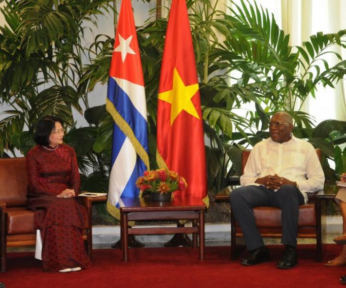 Valdés Mesa sostiene conversaciones con la Vicepresidenta de Vietnam. // Foto: Prensa Latina