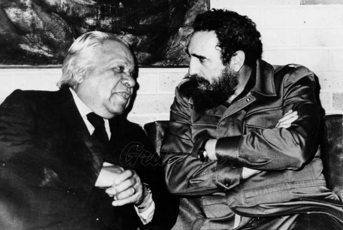  Fidel y Guillén, quien en su verso y en su prosa abrazó las más nobles causas. // Foto: Archivo de Granma 