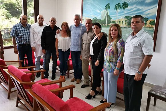 El Presidente cubano junto a familiares del médico villaclareño Landy Rodríguez Hernández.