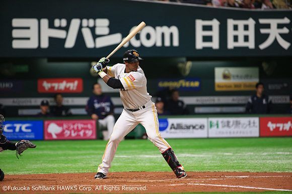 El cubano Yurisbel Gracial conectó hoy (03/11) un jonrón para ayudar a SoftBank a capturar su 9no título de la Serie de Japón. Foto: @beisboljapones/ Twitter.