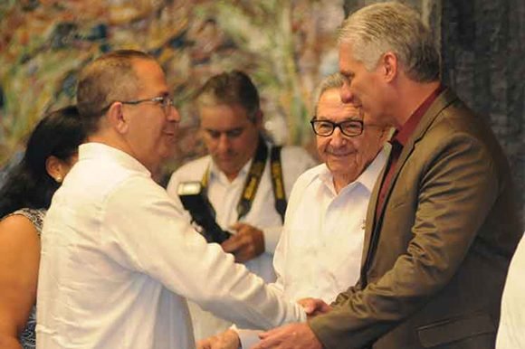 El presidente cubano Miguel Díaz-Canel Bermúdez, saluda a Javier Dómokos Ruiz, nuevo embajador de Cuba en el Exterior, después de firmar el Juramento de los Nuevos Embajadores de Cuba en el Exterior. // Foto: Prensa Latina