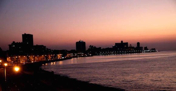 El Malecón de La Habana al caer la tarde de domingo.// Foto: Ismael Francisco/ Cubadebate.