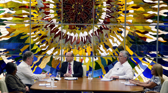 El presidente de los Consejos de Estado y de Ministros, Miguel Díaz-Canel, interviene en la Mesa Redonda sobre medidas económicas e incremento salarial. Foto: Presidencia Cuba.