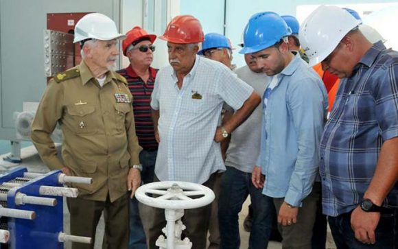 El Comandante de la Revolución, Ramiro Valdés Menéndez durante recorrido en la planta. Foto: Granma.