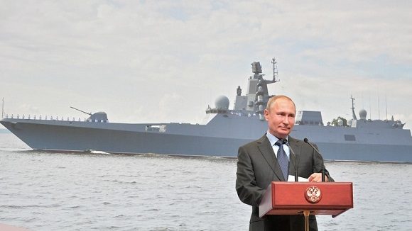 El presidente ruso, Vladímir Putin, durante una visita a un astillero en San Petersburgo. Foto: Sputnik.