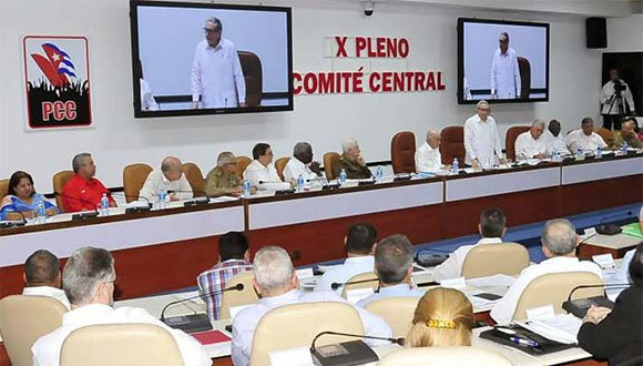 Con la presidencia de Raúl, los asistentes al décimo pleno abordaron temas como el plan de la economía y la nueva Ley Electoral. Foto: PL.