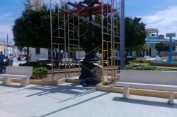 Restauración de las farolas del parque Carlos Manuel de Céspedes // Foto Lilian Salvat