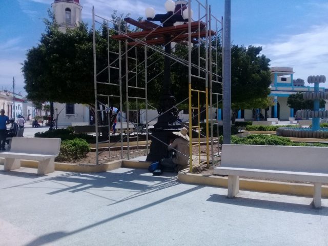 Restauración de las farolas del parque Carlos Manuel de Céspedes // Foto Lilian Salvat