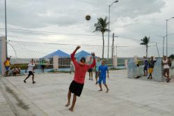 Juego de Voleibol recreativo con el profesor Damianis Bernardo Mestre // Foto tomada del perfil Facebook de la Dirección de Deportes en Manzanillo