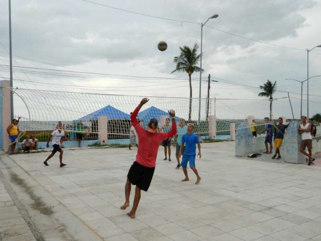 Juego de Voleibol recreativo con el profesor Damianis Bernardo Mestre // Foto tomada del perfil Facebook de la Dirección de Deportes en Manzanillo