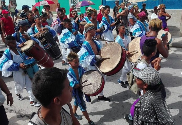 A ritmo de congas desfilan las comparsas infantiles en la primer jornada de esta fiesta para niños y niñas manzanilleros // Foto: Marlene Herrera Matos
