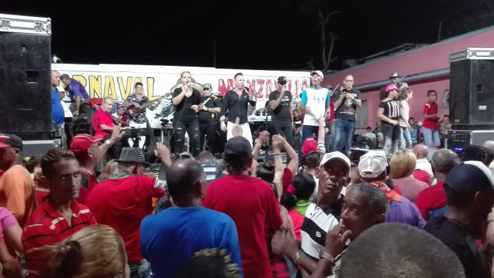 Orquesta Original de Manzanillo en la conocida tarima del pueblo // Foto Marlene Herrera