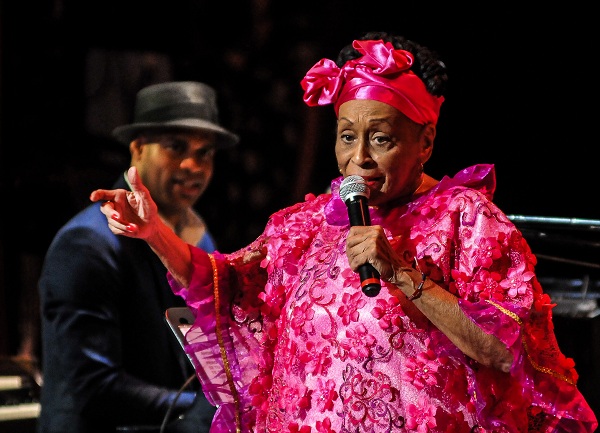Omara Portuondo, novia del feeling // Foto: Ariel Cecilio Lemus