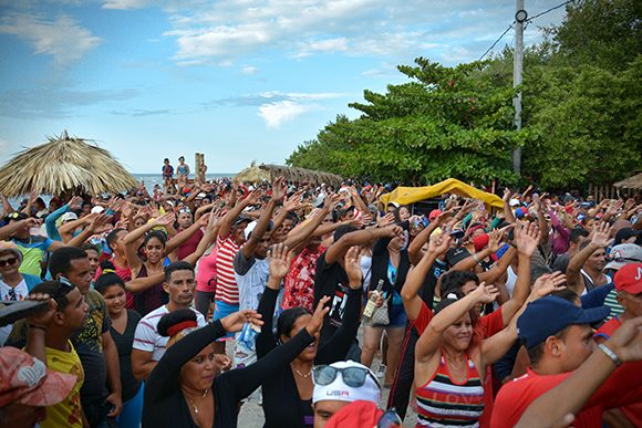 Vacacionistas disfrutan de la actuación del grupo musical Manolito y su Tirijala actúan en la playa Barandica, municipio de Campechuela, provincia de Grama. Foto: Juan Pablo Carreras/ACN.
