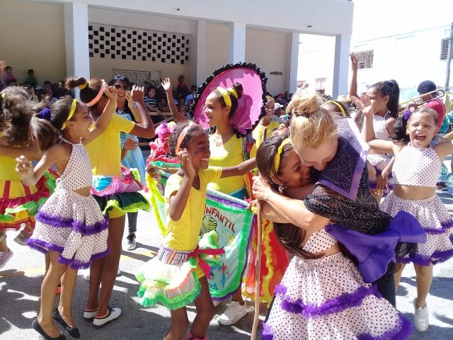 La comparsa Los Guaracheros, integrada por 55 niños y niñas, la mejor del carnaval infantil Manzanillo 2019 // Foto: Denia Fleitas Rosales 