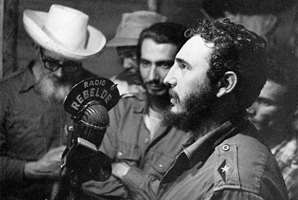 Desde La Plata, en la Sierra Maestra, Fidel le comunica al pueblo la firma de la Ley de Reforma Agraria, el 17 de mayo de 1959 a través de Radio Rebelde // Foto: Sitio Fidel Soldado de las Ideas