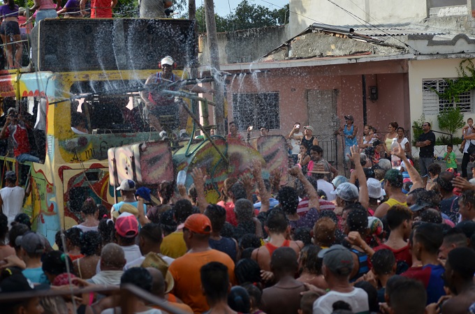 Uno de los atractivos del carnaval manzanillero es la góndola de la orquesta  Original de Manzanillo // Foto: Marlene Herrera Matos/ Carnaval Manzanillo 2018