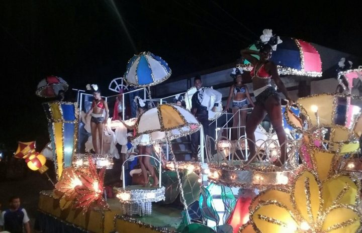 Desfile de carrozas, atractivo nocturno del carnaval // Fotos: Lilian Salvat Romero