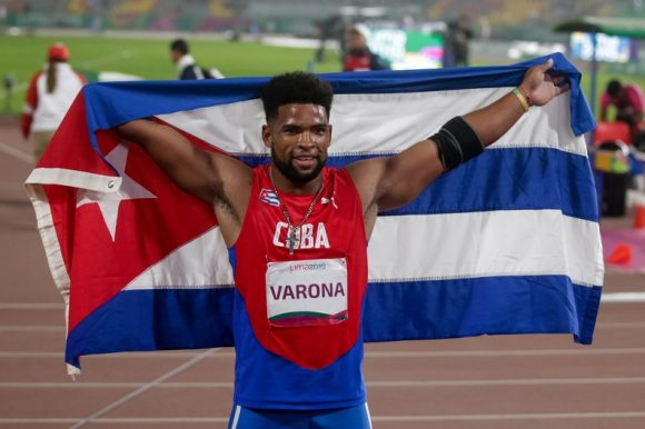 Guillermo Varona, de Cuba, celebra al conquistar medalla de oro en la final del lanzamiento de la jabalina masculina F45-46. Foto: Calixto N. Llanes/JIT/ACN.