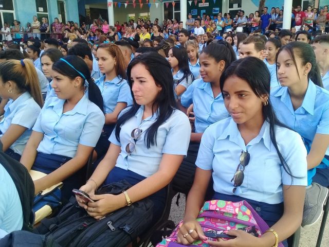 Instituto Preuniversitario Micaela Riera, en acto de inicio del curso 2019-2020 // Foto Denia Fleitas