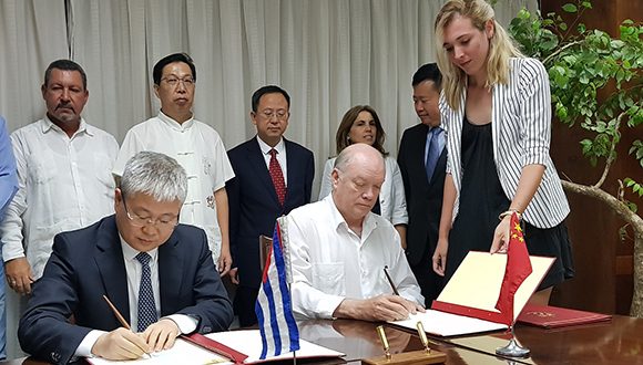 Momento de la firma de los instrumentos. Foto: Mincex