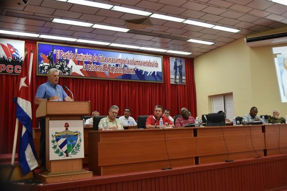 Presidente cubano, Miguel Diaz-Canel evalúa la implementación de estrategias para enfrentar la actual circunstancia energética que atraviesa el país // Foto: Estudios Revolución