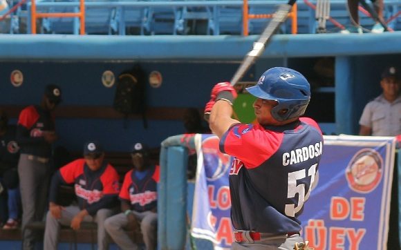 Jorge Cardosa conectó un doblete con bases llenas que fue clave para la victoria de los Toros camagueyanos. Foto: Boris Luis Cabrera