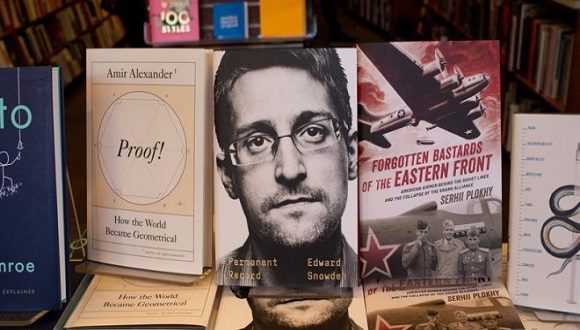 Una copia del libro de Edward Snowden en una librería de Cambridge, Massachusetts. Foto: EFE.