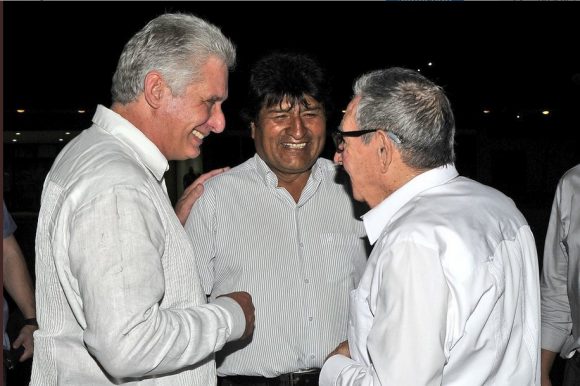 Raúl y Diaz Canel con Evo Morales. Foto: Estudios Revolución