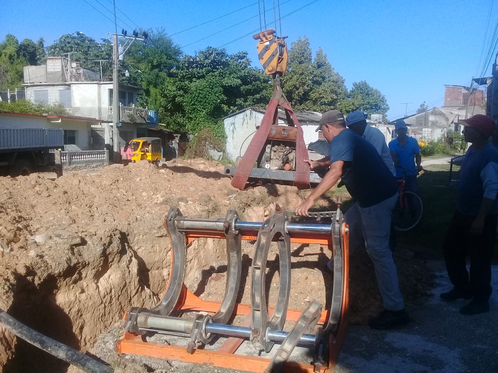 Reparan avería en tramo de conductora de 630 milímetros de diámetro del acueducto de Manzanillo // Foto Denia Fleitas Rosales