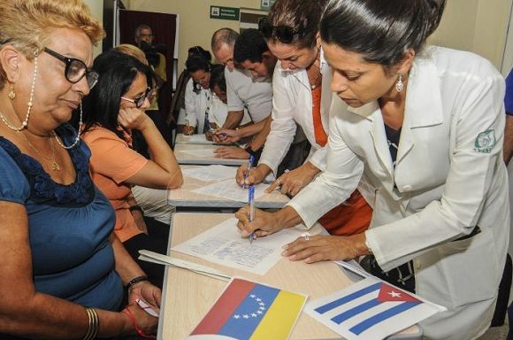 Trabajadores cubanos ratifican su apoyo a la Revolución Bolivariana y a su presidente legítimo Nicolás Maduro. Foto: Dunia Álvarez Palacios/ Granma