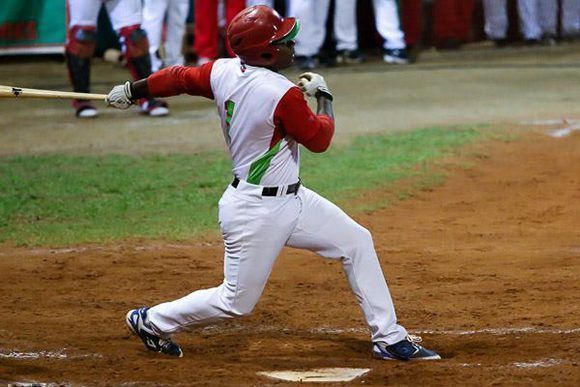 Danel Castro despachó cuadrangular en su primer juego como regular en esta temporada. Foto: Calixto N. Llanes/ JIT.