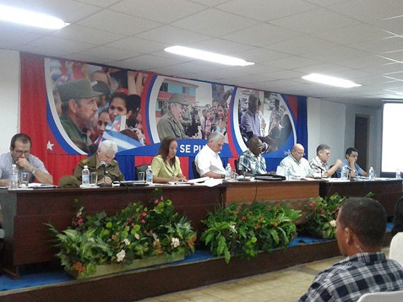 Miguel Díaz-Canel recorre la Isla de la Juventud y examina estrategias de ese municipio especial ante desabastecimiento de combustible. // Foto: ACN