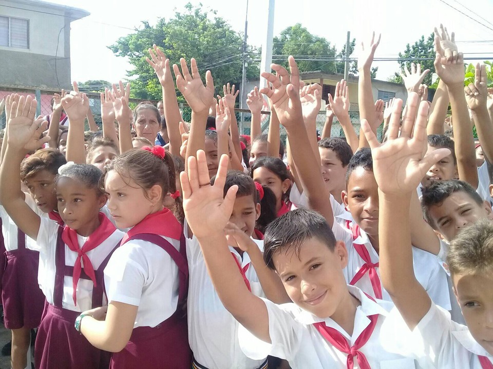 Los estudiantes de la enseñanza primaria eligieron sus colectivos en voto directo y público // Foto: Annia Pacheco Palomares