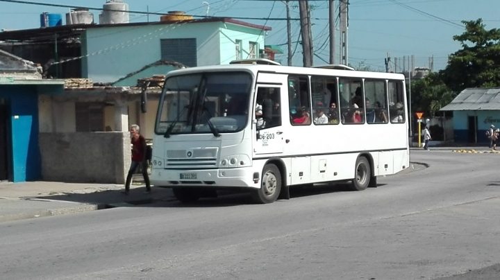 Ómnibus de la ruta 31 que cubre el trayecto entre el hospital pediátrico y el clínico quirúrgico, en Manzanillo // Foto Marlene Herrera 