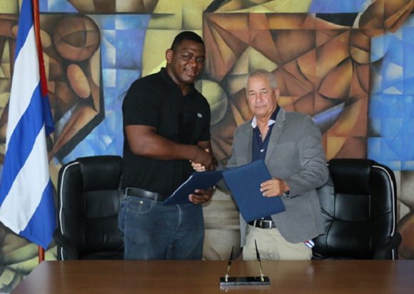 Mijaín López firma con clubes de la Bundesliga Alemana, junto a otros gladiadores cubanos. Foto: Mónica Ramírez/JIT.