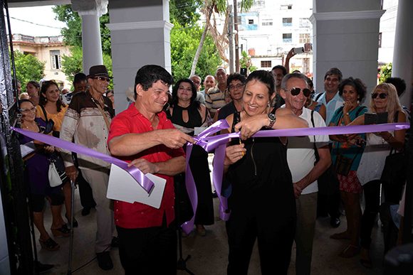 Kenelma Carvajal Pérez, viceministra cubana de Cultura, y Luis Paz Esquivel (Papillo), director del Centro Iberoamericano de la Décima y el Verso Improvisado, cortan la cinta que deja inaugurada la institución cultural, ubicada en El Vedado. Foto: Modesto Gutiérrez Cabo/ACN.