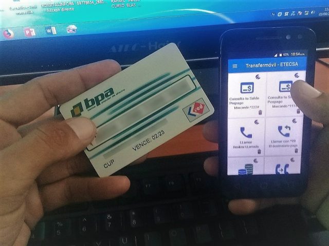 Transfermóvil es una aplicación desarrollada por ETECSA para la Banca Electrónica // Foto Lilian Salvat