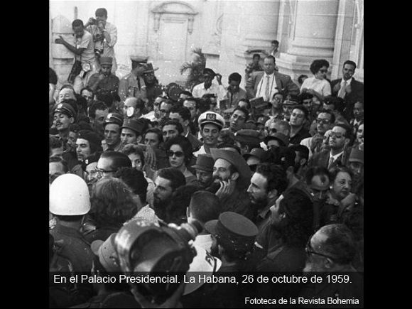 unto a Camilo rodeados de un millón de cubanos concentrados frente al Palacio Presidencial anuncia la creación de las Milicias Nacionales Revolucionarias // Foto: Fidel Soldado de las Ideas
